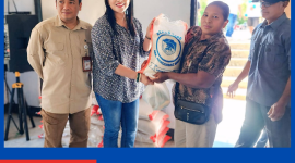 Foto saat Fatinci Reynilda, SP. Kepala Dinas Tenaga Kerja, Transmigrasi, Koperasi, dan UKM (Nakertranskop-UKM) Kabupaten Manggarai Barat, membagikan Bansos Beras Kepada warga Desa Macang Tanggar.