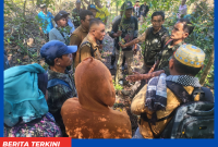 Camat Komodo turun lansung di Lokasi Warloka Pesisir usai warga menolak penanaman Pilar batas. 