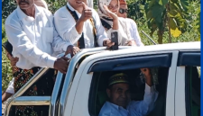 Cakades Jurae, saat menuju Kantor Sekretariat Panitia Pilkades Macang Tanggar.
