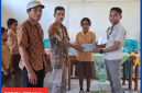 Anggur Etaria Putra C.N. Sutar, S.H., menyerahkan 400 eksemplar buku kepada SDK Kenari pada Rabu (17/6/2026).