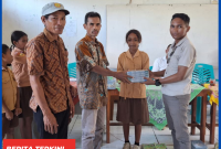 Anggur Etaria Putra C.N. Sutar, S.H., menyerahkan 400 eksemplar buku kepada SDK Kenari pada Rabu (17/6/2026).