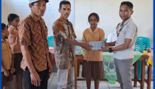 Anggur Etaria Putra C.N. Sutar, S.H., menyerahkan 400 eksemplar buku kepada SDK Kenari pada Rabu (17/6/2026).