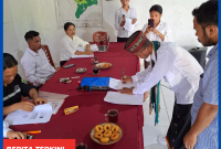 Quirinus Urudin, saat mendaftar di Kantor Desa Tondong Belang.