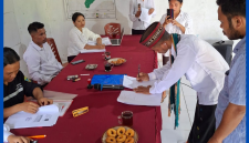 Quirinus Urudin, saat mendaftar di Kantor Desa Tondong Belang.