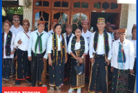 Tokoh adat dampingi proses pendaftaran bakal calon Kades Maksimus Suhandi.