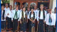 Tokoh adat dampingi proses pendaftaran bakal calon Kades Maksimus Suhandi.