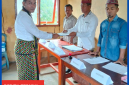 Bonafantura Jasman, saat menyerahkan Berkas pendaftaran Bakal Calon Kades.
