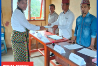 Bonafantura Jasman, saat menyerahkan Berkas pendaftaran Bakal Calon Kades.