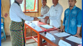 Bonafantura Jasman, saat menyerahkan Berkas pendaftaran Bakal Calon Kades.