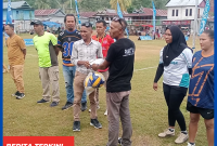 Putra Sutar, Serahkan Bantuan Bola Voli di Idul Adha CUP Golo Mori.