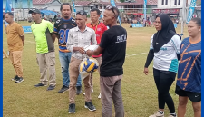 Putra Sutar, Serahkan Bantuan Bola Voli di Idul Adha CUP Golo Mori.