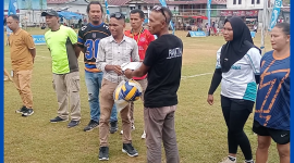 Putra Sutar, Serahkan Bantuan Bola Voli di Idul Adha CUP Golo Mori.