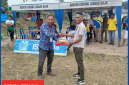 Anggur Etaria Putra Sutar, saat menyerahkan Bola Voli kepada Ketua Panitia Sano Nggoang CUP.