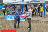 Anggur Etaria Putra Sutar, saat menyerahkan Bola Voli kepada Ketua Panitia Sano Nggoang CUP.