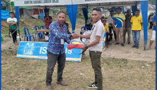 Anggur Etaria Putra Sutar, saat menyerahkan Bola Voli kepada Ketua Panitia Sano Nggoang CUP.