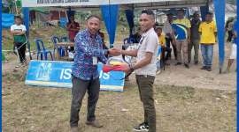 Anggur Etaria Putra Sutar, saat menyerahkan Bola Voli kepada Ketua Panitia Sano Nggoang CUP.