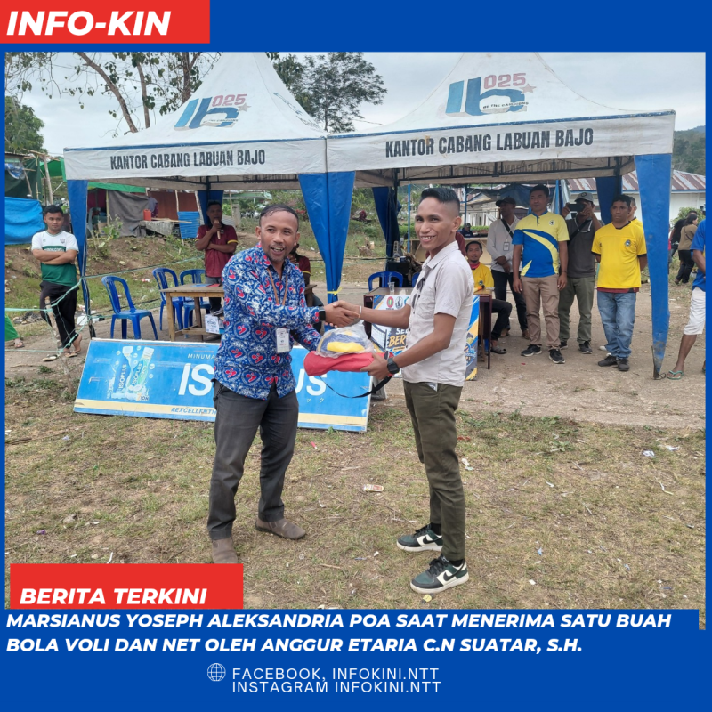 Anggur Etaria Putra Sutar, saat menyerahkan Bola Voli kepada Ketua Panitia Sano Nggoang CUP.