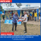 Anggur Etaria Putra Sutar, saat menyerahkan Bola Voli kepada Ketua Panitia Sano Nggoang CUP.