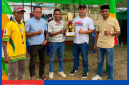 Anggur Putra C.N. Sutar, serahkan 4 set Piala kejuaraan Takraw di Desa Golo Mori.