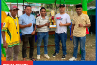 Anggur Putra C.N. Sutar, serahkan 4 set Piala kejuaraan Takraw di Desa Golo Mori.