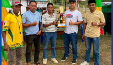 Anggur Putra C.N. Sutar, serahkan 4 set Piala kejuaraan Takraw di Desa Golo Mori.