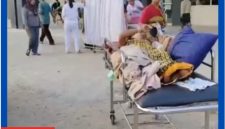Pasien di RSUD Komodo terpaksa dihantar keluar Ruangan Pasca terjadinya Gempa.