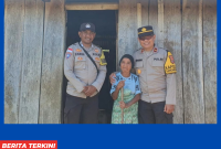 Jajaran Polsek Sano Nggoang berbagi kasih di Kampung Rambang.