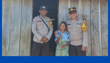 Jajaran Polsek Sano Nggoang berbagi kasih di Kampung Rambang.