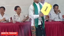 Quirinus Urudin saat Pengundian nomor urut di Kantor Desa Tondong Belang.