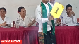 Quirinus Urudin saat Pengundian nomor urut di Kantor Desa Tondong Belang.