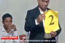 Saat Fransiskus Saverius Vedi, mengangkat nomor undian 02 di Kantor Desa Tondong Belang.