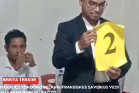 Saat Fransiskus Saverius Vedi, mengangkat nomor undian 02 di Kantor Desa Tondong Belang.