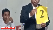 Saat Fransiskus Saverius Vedi, mengangkat nomor undian 02 di Kantor Desa Tondong Belang.
