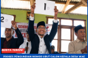 Lian Hardi saat menunjukan Nomor Urut 01 Pada Proses Undian Nomor Urut Calon Kepala Desa Wae Jare.