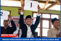 Lian Hardi saat menunjukan Nomor Urut 01 Pada Proses Undian Nomor Urut Calon Kepala Desa Wae Jare.
