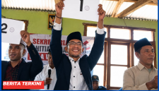 Lian Hardi saat menunjukan Nomor Urut 01 Pada Proses Undian Nomor Urut Calon Kepala Desa Wae Jare.