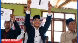 Lian Hardi saat menunjukan Nomor Urut 01 Pada Proses Undian Nomor Urut Calon Kepala Desa Wae Jare.