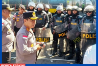 Kapolres Mabar, AKBP Christian Kadang, S.I.K., pimpin lansung latihan simulasi masa unjuk Rasa di halaman kantor Polres Mabar.
