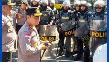 Kapolres Mabar, AKBP Christian Kadang, S.I.K., pimpin lansung latihan simulasi masa unjuk Rasa di halaman kantor Polres Mabar.