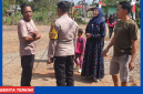 Kapolsek Komodo Ipda Adhar, S.H, saat berbincang bersama warga.
