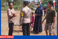 Kapolsek Komodo Ipda Adhar, S.H, saat berbincang bersama warga.