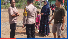 Kapolsek Komodo Ipda Adhar, S.H, saat berbincang bersama warga.