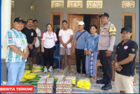 Bukti Kepedulian Sesama, Kades Marianus Yono Jehanu di dampingi Ibu Yovita Dewi Salurkan Bantuan Material untuk Korban Gempa di Desa Batu Cermin.