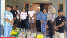 Bukti Kepedulian Sesama, Kades Marianus Yono Jehanu di dampingi Ibu Yovita Dewi Salurkan Bantuan Material untuk Korban Gempa di Desa Batu Cermin.