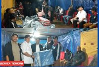 Wakil Bupati Yulianus Weng, saat menyerahkan secara simbolis bantuan kepada masyarakat di Kuwus Barat.