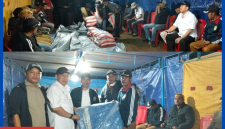 Wakil Bupati Yulianus Weng, saat menyerahkan secara simbolis bantuan kepada masyarakat di Kuwus Barat.