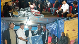 Wakil Bupati Yulianus Weng, saat menyerahkan secara simbolis bantuan kepada masyarakat di Kuwus Barat.