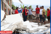 Anggota DPR -RI, Stevano Rizki Adranacus, Tinjau lansung Korban Gempa di Kecamatan Kuwus Barat. Selasa (18/8/2026).