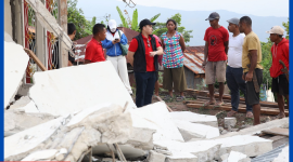 Anggota DPR -RI, Stevano Rizki Adranacus, Tinjau lansung Korban Gempa di Kecamatan Kuwus Barat. Selasa (18/8/2026).