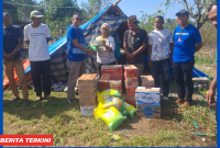 Rikardus Jani, Ketua DPD Demokrat Manggarai Barat, salurkan Bantuan kepada Korban Gempa Flores.